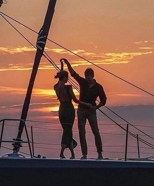 Pareja bailando al atardecer