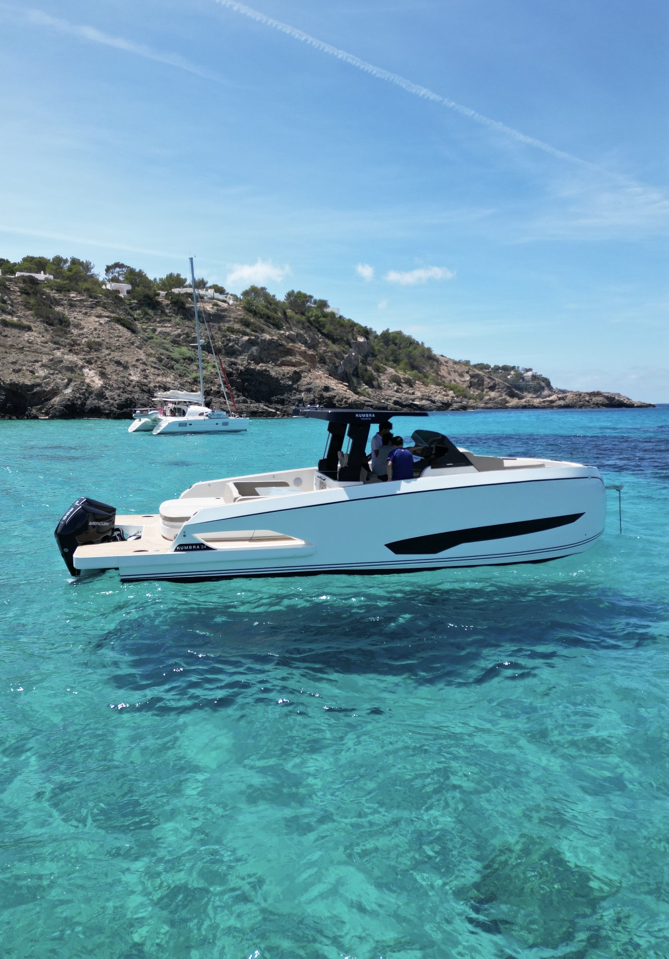 Kumbra 34 en cala con acantilados