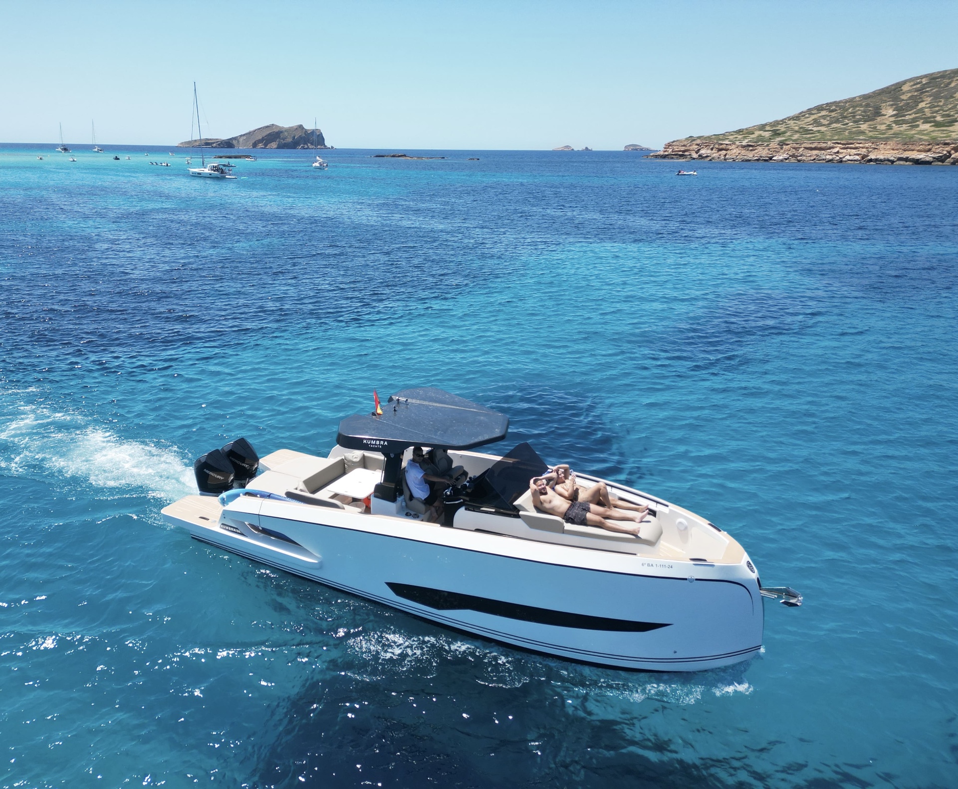 Kumbra 34 tomando el sol