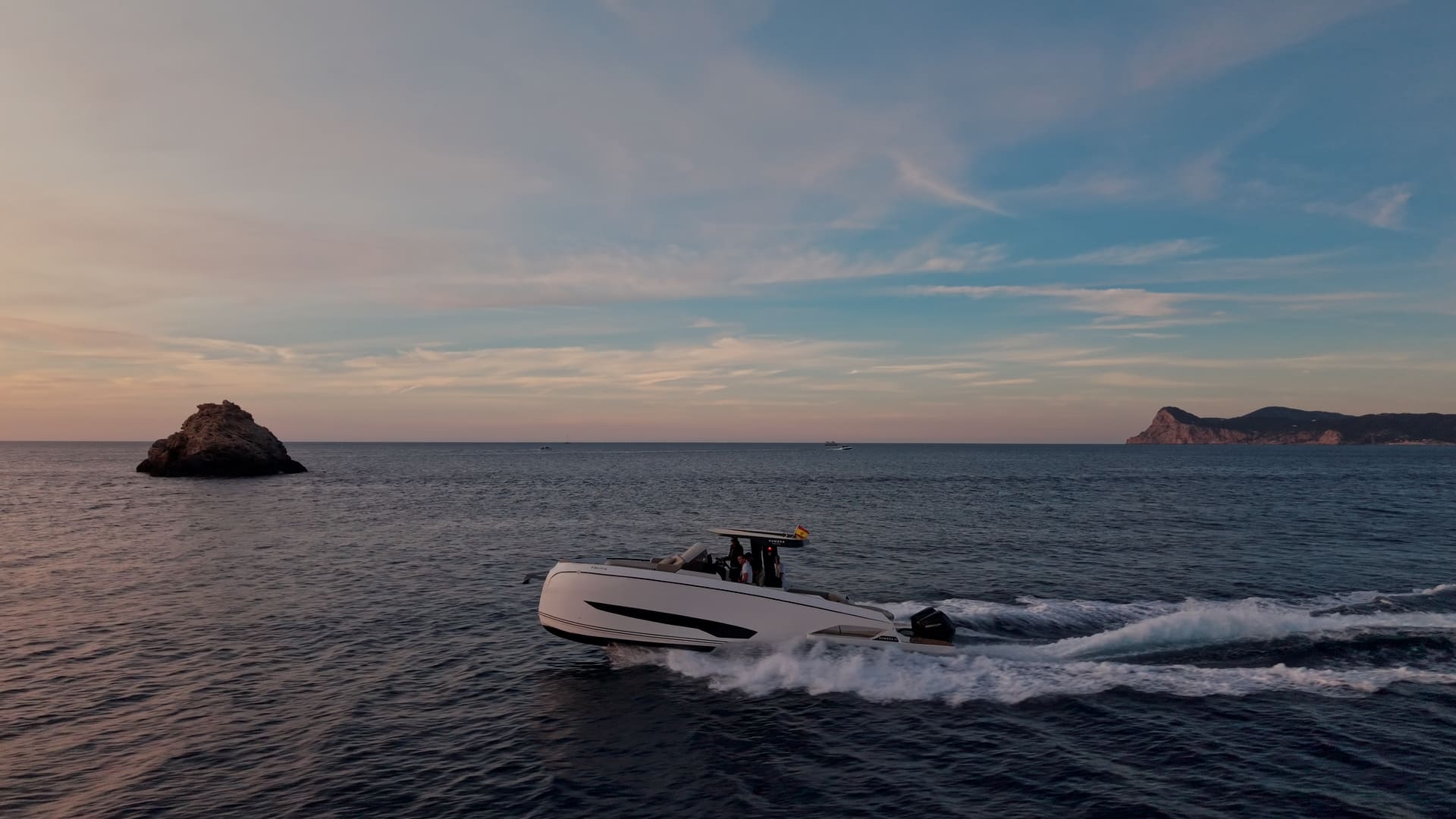 Kumbra 34 navegando al atardecer